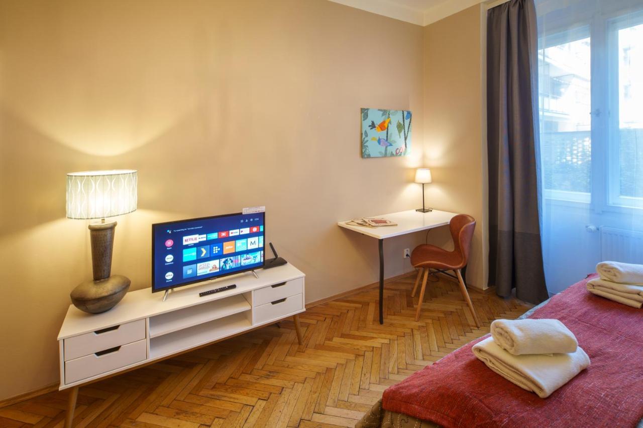 Dlouha Apartment With Balcony ปราก ภายนอก รูปภาพ